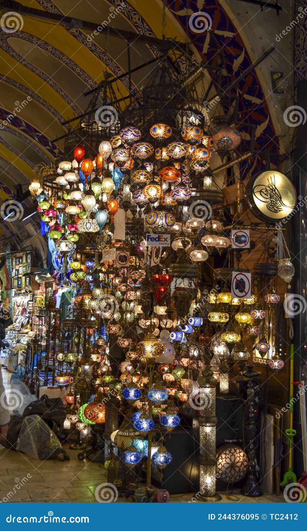 sale of traditional colored lamps in the estambul market